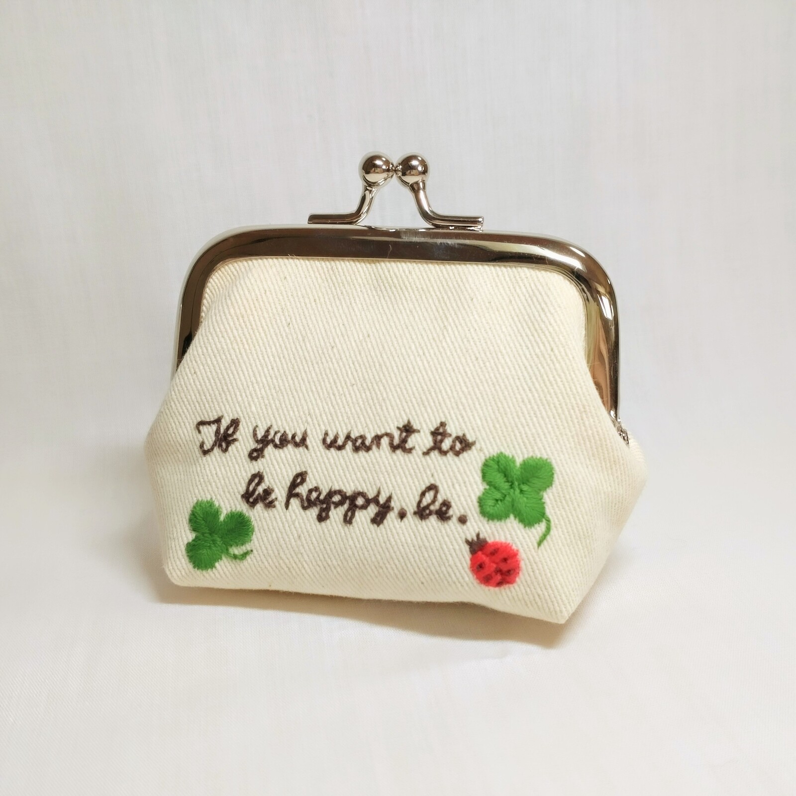手刺繍🍀英語フレーズのがま口ポーチ(大きめ) - おまめのて | minne