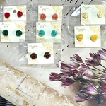 676.染め加工合成サンゴの薔薇のシンプルピアス