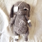 傷ついたぬいぐるみ　垂れ耳うさぎ　アルパカ混毛糸製