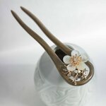 天然石サーペンティンによるお花の二股かんざし 木製 檀木 ヘアアクセサリー　洋装 和装 髪飾り