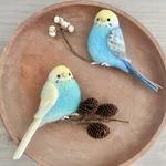 ご依頼品　セキセイインコさんの羊毛ブローチ　ブルー＆レインボー