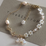 オパール＆オパールホワイトのお花のビーズブレスレット | おとな きれい目コーデ | パールアクセサリー | シンプルかわいい | おとなのビーズアクセサリー |天然石ブレスレット