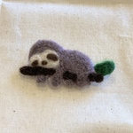 羊毛フェルト　ナマケモノ　ブローチ　（茶色）