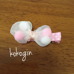 オーガンジーリボンのヘアクリップ カラフルポンポン