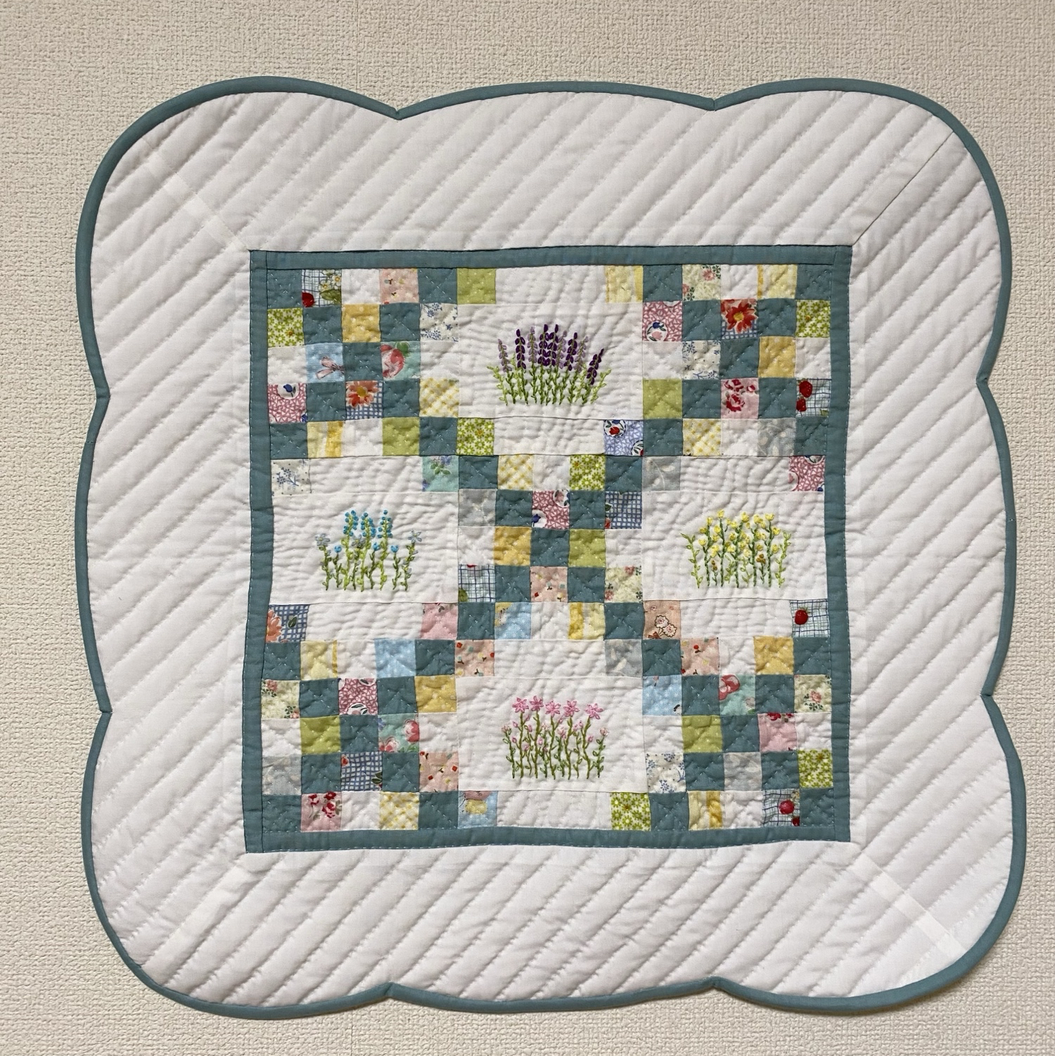 ハンドメイド パッチワーク キルト タペストリー 刺繍 044 ナインパッチのパッチワークタペストリー パッチワーク