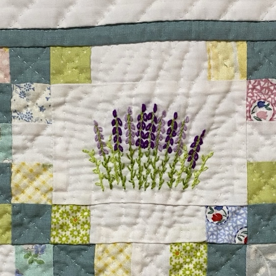 ハンドメイド　パッチワークキルト　タペストリー　お花　刺繍 パッチワークキルト☆タペストリー☆花刺繍 - n＊smile GALLERY