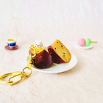 ネコちゃんが大学いもに乗っかりフェイクスイーツ♪　キーホルダー　和菓子　焼いも　チャーム　ミニチュア　さつまいも　食品サンプル