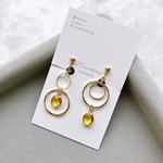 【イエロー】アシンメトリー ガラスチャーム イヤリング ／ ピアス ／ 樹脂ピアス 