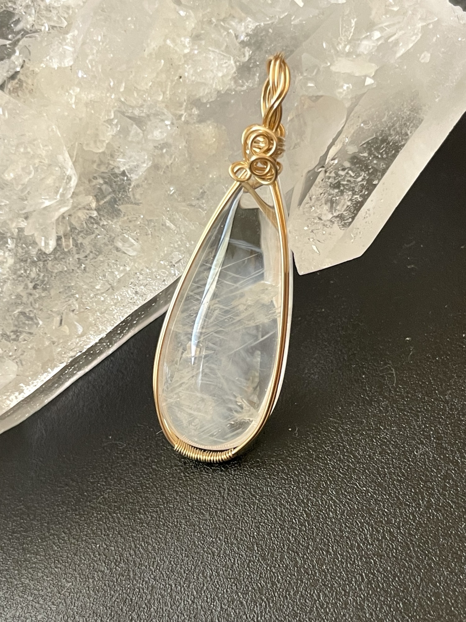 エンジェルフェザークォーツ　ペンダントトップ(天然石　天然石アクセサリー　天使　羽　ワイヤー　ワイヤーアクセサリー)