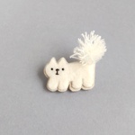 ふわふわしっぽの猫のブローチ | 白 アイボリー | 子猫ねこ|刺繍 ネコ