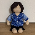 青いシャツの男の子(30cm)