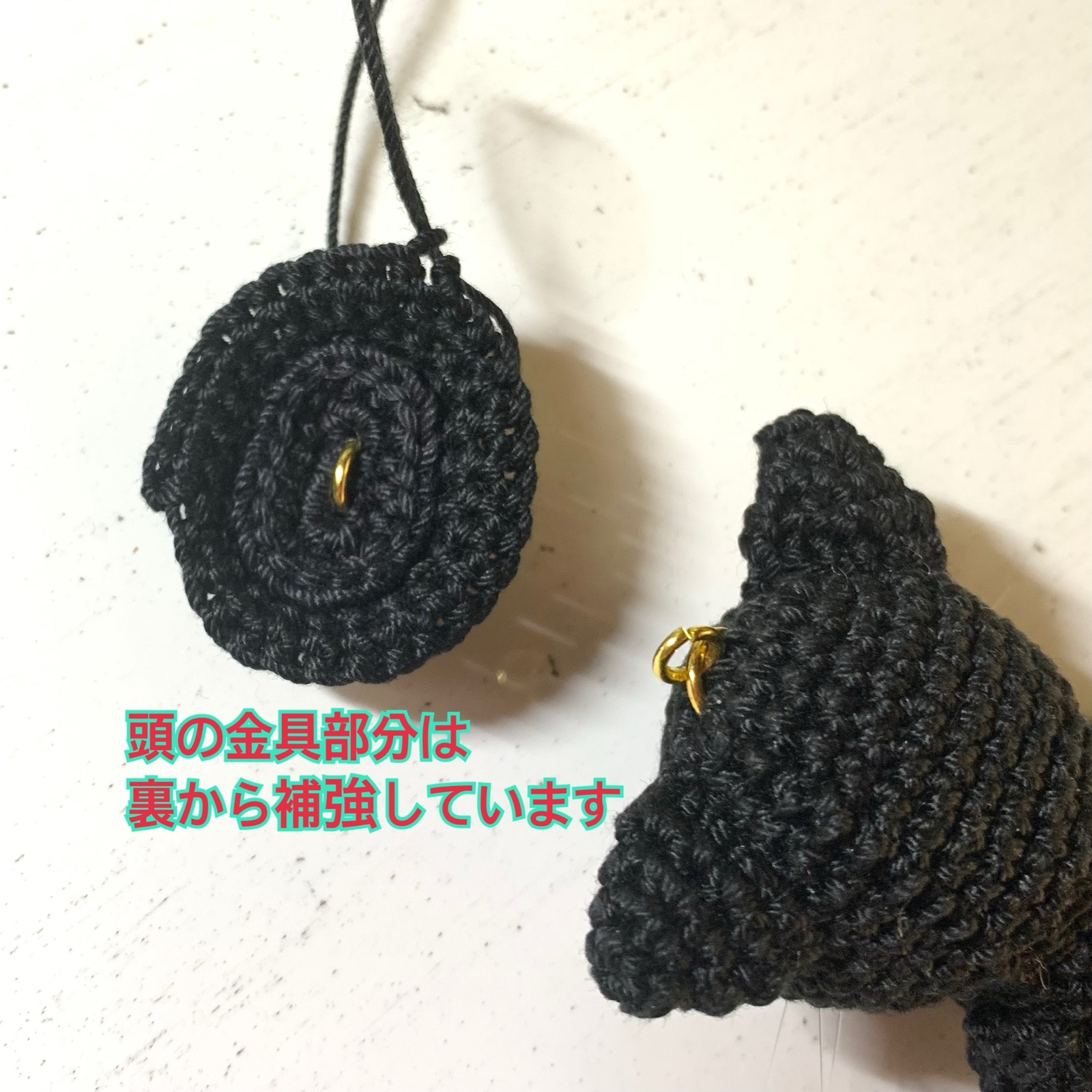 黒猫　苺ワンピースのあみぐるみ猫　バッグチャーム　☆着せ替え人形☆