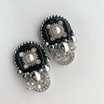 BLACKマニフィーク🖤　ピアス・イヤリング　dailymaily キラキラアクセサリー　大人可愛い ボタンアクセサリー　個性的　ビーズ刺繍　大ぶり