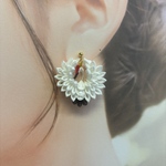 鶴ピアス　赤白小花　鶴丸　アシンメトリー