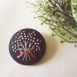 かすみ草の花束(ネイビー)  刺繍ブローチ