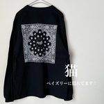 大人が着る高見えロンT　猫どこ？隠れ猫ペイズリー柄　ねこ柄長袖Tシャツ　黒ブラック