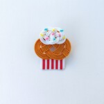 赤色カップケーキブローチ