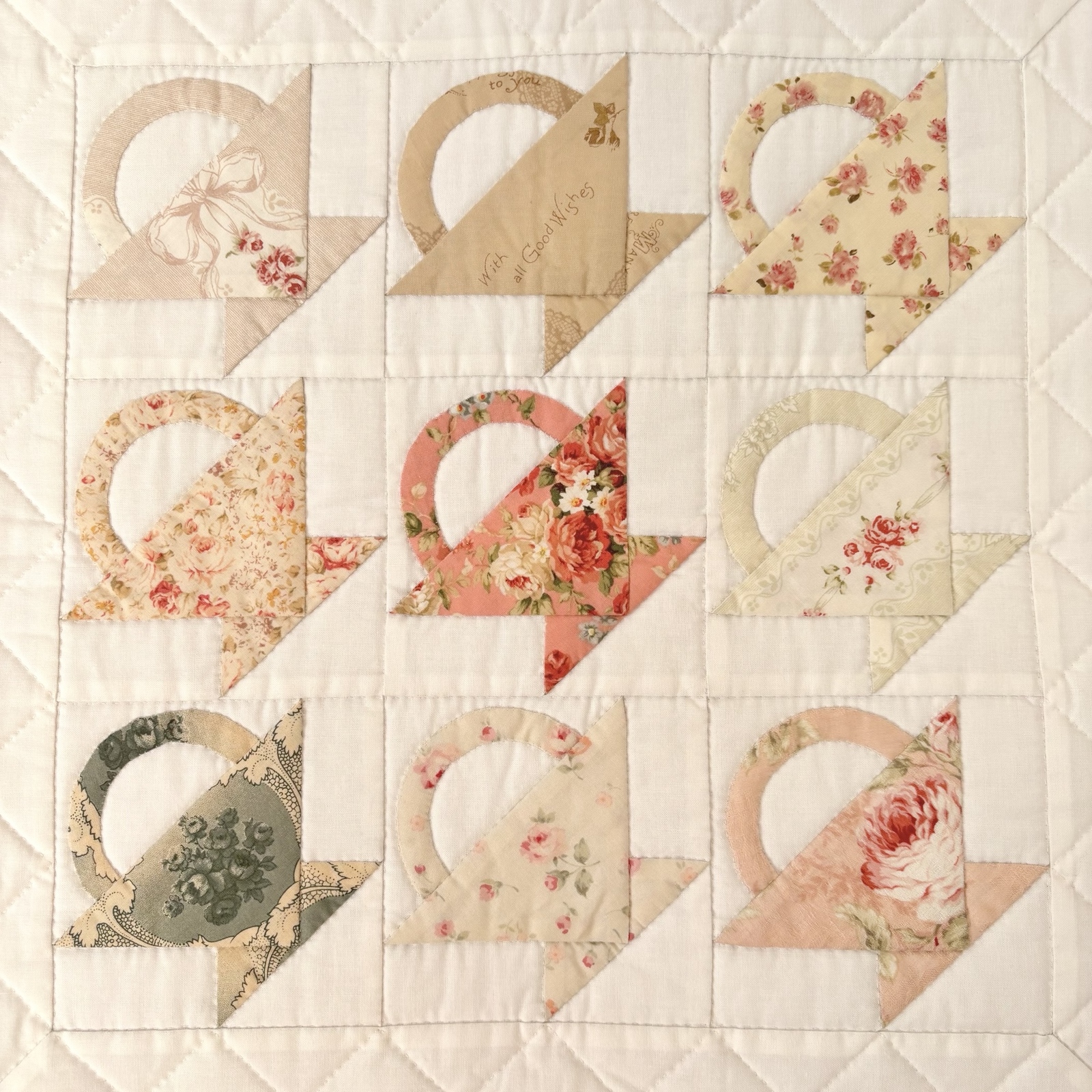ハンドメイド　パッチワークキルト　タペストリー　お花　刺繍 パッチワークキルト☆タペストリー☆花刺繍 - n＊smile GALLERY