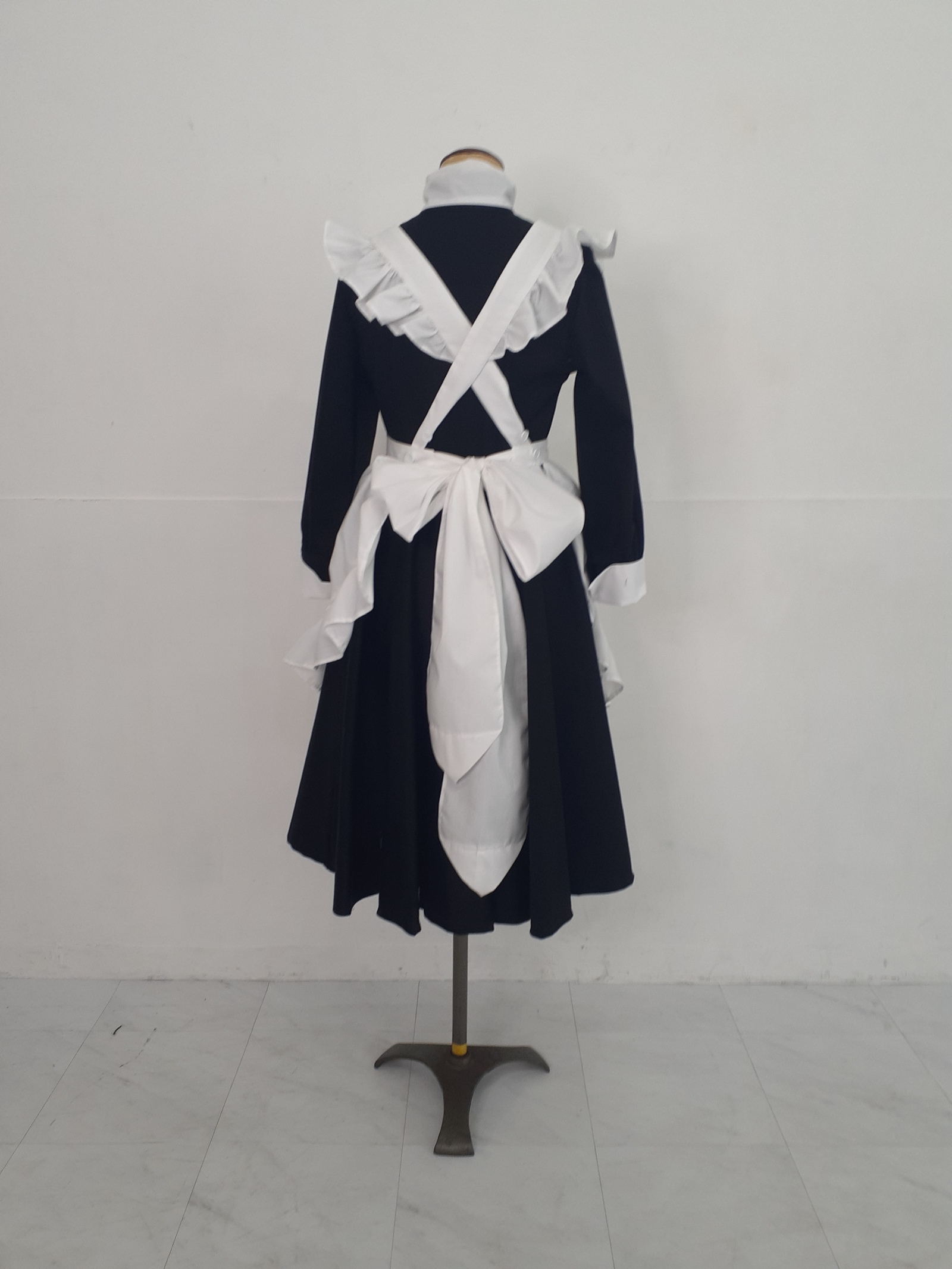 メイド服、リボンタイ 水色チェックワンピースと白ラウンドエプロン