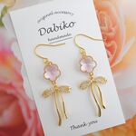 春の煌めきリボンとガラスのお花の大人可愛いピアス/イヤリング🌸春・上品・桜・ピンク・クリア・揺れる・シンプル・フラワー