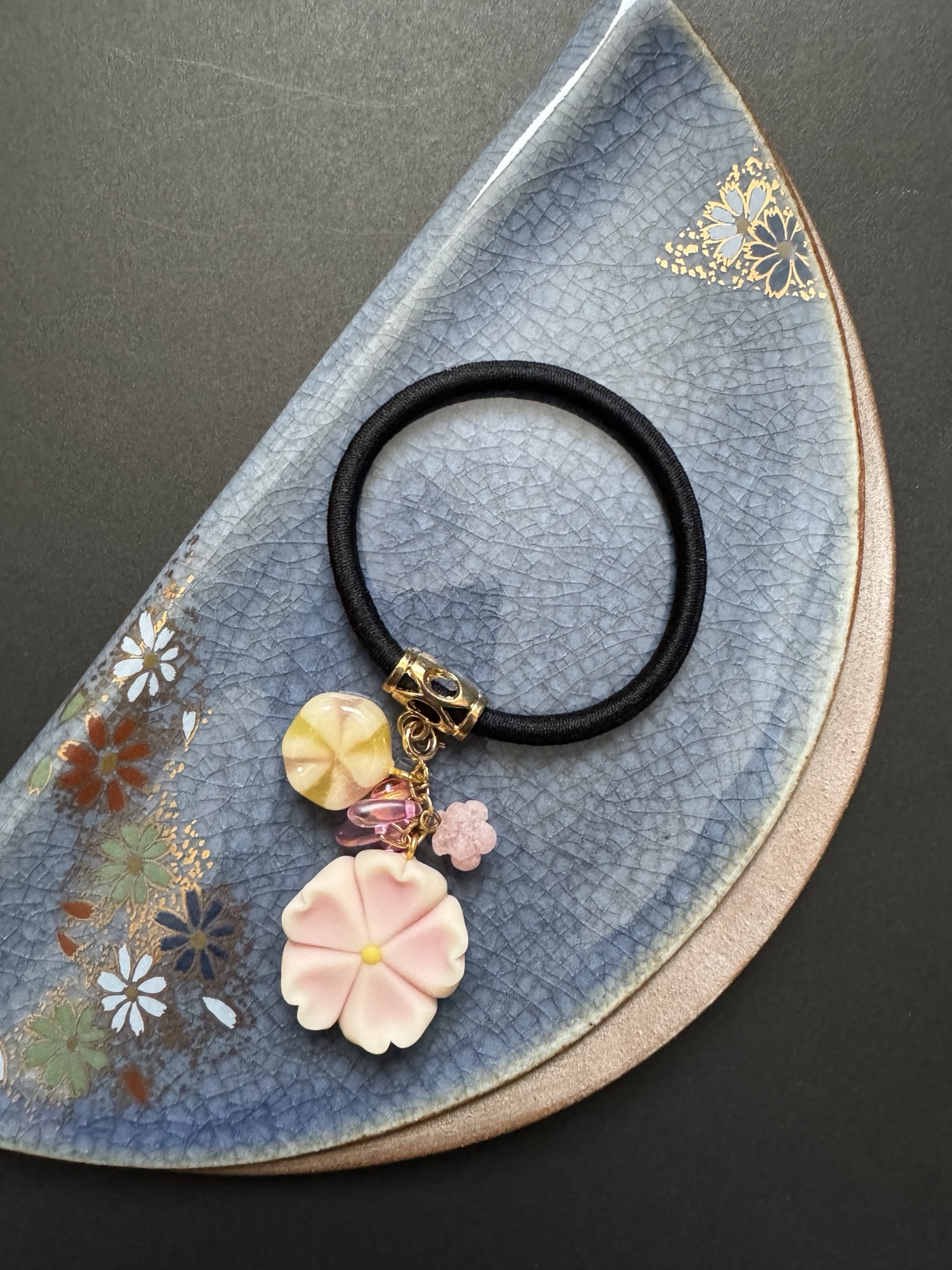 カヤ　　☪︎⋆☽様お取り置き　1/14まで　鳥　レジンヘアゴム　桜　和色 桜貝を使ったヘアゴムです😻 以前ご縁を頂いた方から試作品用に