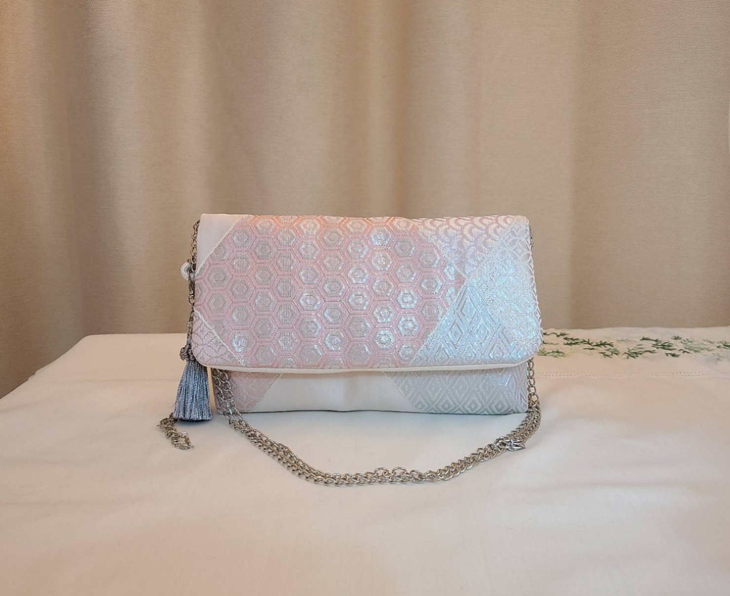 シルバー花柄様シルク着物帯の2waysクラッチバッグ - MIYUKI