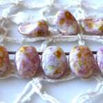 勾玉　紫黄色　チェコビーズ 10個