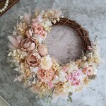 Jolie botanique＜lait de fraise＞＊春リース＊スプリングリース＊ハーフリース＊ピンクベージュ＊三日月リース＊プリザーブドフラワー＊春リース＊結婚祝い＊春＊玄関リース