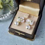 【普段使い・お呼ばれ・プレゼントにも◎】ホワイト小花〈揺れるシェルパール・淡水パール〉/ピアス・イヤリング