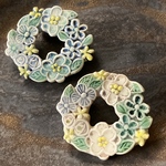 草花のリースブローチ(陶器)