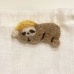 羊毛フェルト　ナマケモノ　ブローチ　（黄帽子）