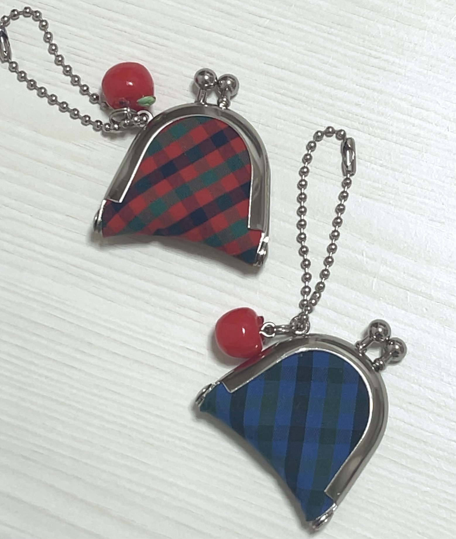 ハンドメイド♡スマホポシェット♡ファミリアチェック♡ワッペン付き♡ ハンドメイドファミリアチェック&デニムスマホストラップスマホ