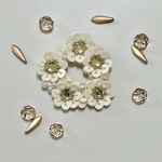 お花のブローチ🌼　ホワイト　ビーズ刺繍