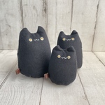 黒猫の置物　３匹のまんまる目の猫
