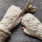 メリノウールのアランハンドウォーマー　ベージュ　レディース　手編みニット　手袋