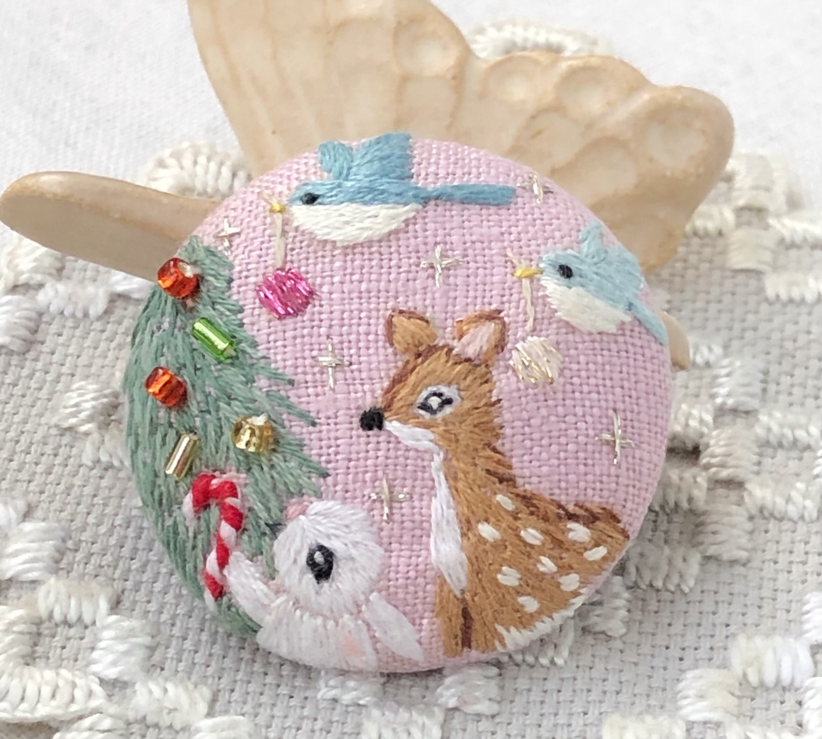 雪の日の風景」刺繍ブローチ 羊毛フェルト - YOLKA'S GALLERY