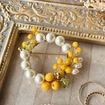 【再販】 ミモザとコットンパールの小枝リースブローチ　淡水パール　ペリドット　コサージュ　ストールピン　オケージョン