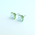 ヴィンテージガラスとパール｜透明な花のピアス／ノンホールピアス［グリーンブルー］サージカルステンレス／チタン／樹脂選択可能　pag055