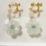 ホワイトカラーのネモフィライヤリング