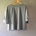 タックのブラウス 小花 グレー