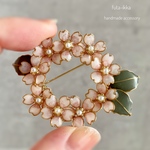 ソメイヨシノ（桜）のリース ブローチ（マニキュアフラワー）