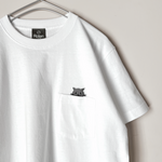 大人な猫Tシャツ　グレー猫の刺繍ワッペン　ポケットTシャツ　白ホワイト　メンズ　レディース