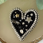 送料無料　⭐️ 縦長　ブラック　ビジューたっぷりキラキラハート　ビーズ刺繍ブローチ