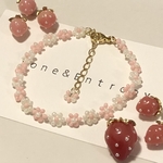 いちごミルクピンクのお花のビーズブレスレット | 25春新色 | 大人のビーズアクセサリー | ふんわりピンク