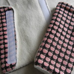 ERGO抱っこひもよだれカバー　黒×りんごピンク
