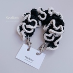 【ブラック】ハンドストラップ スマホストラップ フリル コットン モノトーン 手編み 編み物