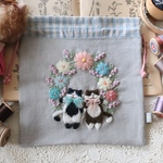 R4刺繍 リネン巾着　にゃん子　ライトグレー