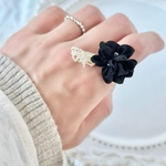 バレンタインセール♡10％off♡黒いほわほわお花リング(スフレビーズ使用)