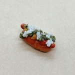 ミニチュアフード「ピクルスたまねぎかけ放題で調子に乗ってしまったホットドッグ」