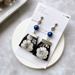 【感謝価格】 黒 インド刺繍リボン × 樹脂パール　イヤリング／ピアス／樹脂ピアス／  花  フラワー  シルバータイプ